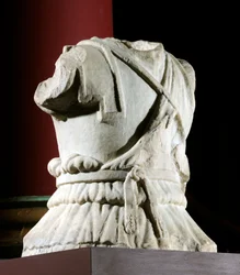 Gebeeldhouwd torso van een ruiter