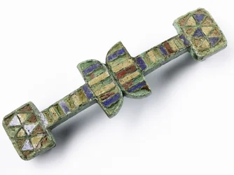 Riemverbinding met bovenoppervlak ingelegd met rood, blauw en geel email, uit het Romeinse legioensfort in Inchtuthil, Caputh, Perthshire