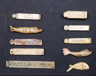 Theaterkaartjes in ivoor uit de Romeinse tijd. Museo della Scala in Milaan