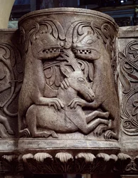 Dieren vechten, detail van de ambo van de preekstoel, reliëf