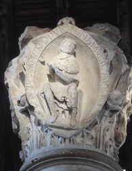 Kapiteel van het koor dat de eerste toon van de gregoriaanse zang voorstelt (beeldhouwwerk)