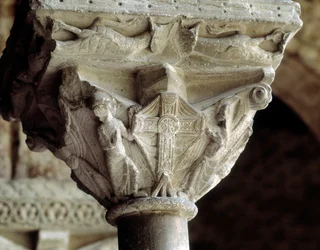 Kapiteel met de glorieuze kruis (sculptuur)