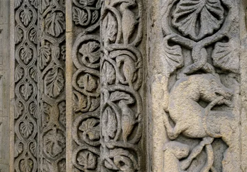 Decoratieve details van de gevel van de Basiliek, begin 12e eeuw