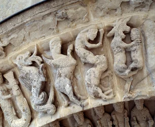 Detail van beeldhouwwerken van het zuidportaal