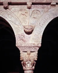 Detail (het lam van God en symbool van evangelist Lucas, gekerfd op de tribune van het Priorij)