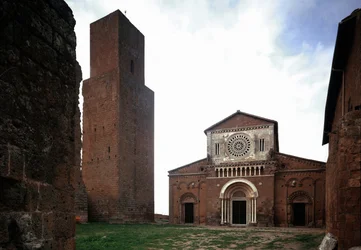 Gevel en toren van de kerk van Sint Pieter, gebouwd rond 1250 en gerestaureerd in 1870, Tuscania, Italië
