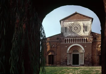 Gevel van de kerk van San Pietro, gebouwd rond 1250 en gerestaureerd in 1870, Tuscania, Italië
