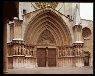 Gotische kunst: (detail) van het centrale portaal van de kathedraal van St. Thecle in Tarragona