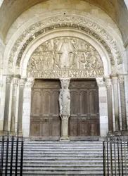 Portaal van de Kathedraal Saint Lazarus (het gebeeldhouwde timpaan illustreert het laatste oordeel). Autun