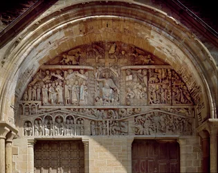 Romaans kunst: Tympaan gebeeldhouwd dat het laatste oordeel voorstelt, rechts van Christus het Paradijs, links de chaos van de hel. Beeldhouwwerk (1130-1140) van de abdijkerk van Sainte Foy in Conques (Aveyron), Frankrijk