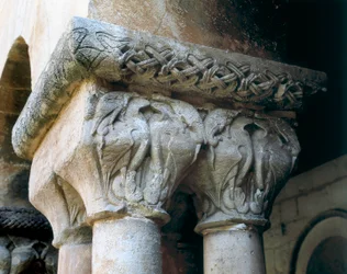 Romaans kunst: kapitelen van het klooster versierd met vogels. Architectuur