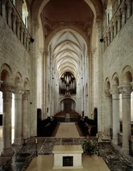 Romaans kunst: binnenaanzicht van de Basiliek van Saint Benoit sur Loire (Loiret) gebouwd tussen de 11e en 13e eeuw