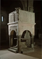 Romaans kunst: preekstoel van de kerk versierd met marmer en reliëfs, kerk van Santa Maria Maggiore (Tuscania, Italië)
