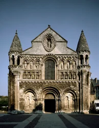 Romaanse kunst: zicht op Notre Dame la Grande
