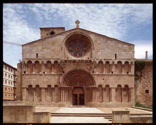 Romaans kunst: uitzicht op de kerk van St. Dominica, 12e eeuw, Soria, Spanje