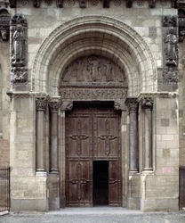 Zuidportaal van de basiliek