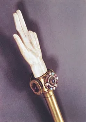 De hand van gerechtigheid van de koningen van Frankrijk, uit de schat van St. Denis (ivoor en edelstenen)