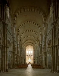 Uitzicht op het centrale schip van de Basiliek van Santa Maria Magdalena (1096-1106), Vezelay, Yonne