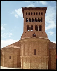 Zicht op de kerk met klokkentoren