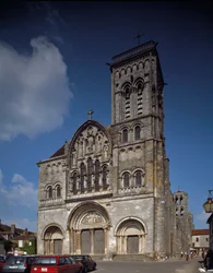 Uitzicht op de gevel. Basiliek van Santa Maria Magdalena (Sainte Marie Madeleine (1096-1106), Vezelay, Yonne