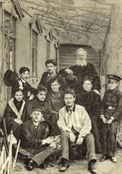 Anton Tsjechov met familie en vrienden in de binnenplaats van zijn huis aan de Sadovaya-Kudrinskaya Straat, Moskou, lente 1890