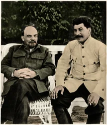 Lenin (Vladimir Iljitsj Oeljanov en Jozef Stalin (Jozef Vissarionovitsj Djoevasjvili) Gorki, augustus 1922 (foto)