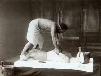 Het oosterse bad. Massage. Albuminefoto door Dmitri Ivanovich Yermakov (1845-1916)