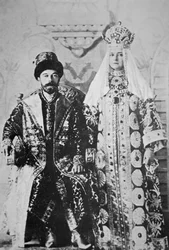 Tsaar Nicolaas II en tsarina Alexandra in volledig kroningsornaat, mei 1896