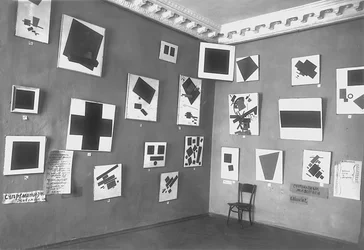 Zicht op de zaal met Malevitsjs Zwarte vierkant en andere suprematistische schilderijen, De laatste futuristische tentoonstelling van schilderijen 0.10, Petrograd, winter 1915-16
