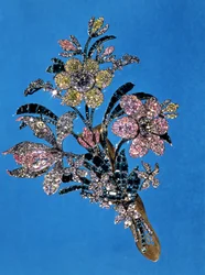 Broche in de vorm van een groot boeket met briljant geslepen diamanten en smaragden, c.1760
