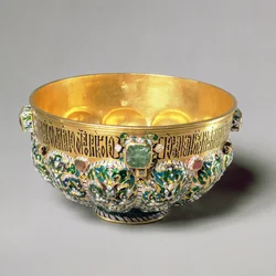 Geëmbosseerde kom met cabochon edelstenen en polychrome decoratie, 1653 (goud met edelstenen & parels)
