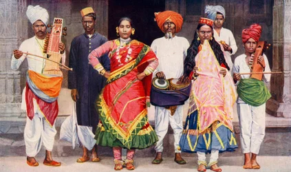 Nautch danseressen met begeleidende muzikanten, India