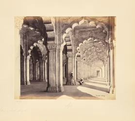 Agra; interieur van de Moti Masjid, met marmeren Saraceense bogen en zuilen