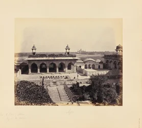 Agra; het fort, het paleis van Akbar met de Taj in de verte