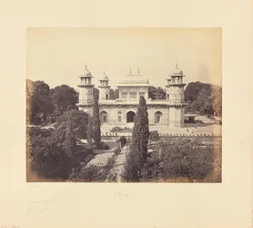 Agra; Het Mausoleum van Prins Etmad-Dowlah, vanaf de Poort