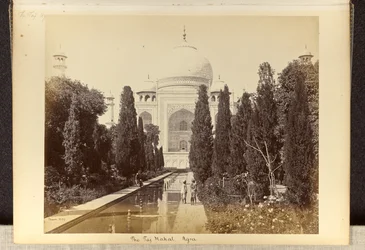 Agra; de Taj Mahal, vanaf de fontein