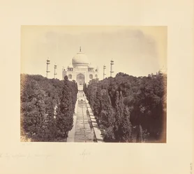 Agra; de Taj en tuin, gezien vanaf de toegangspoort