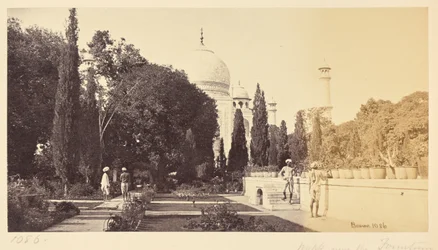 Agra; de Taj, vanaf het pad bij de fontein