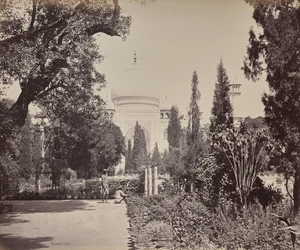 Agra. Gezicht op de Taj vanuit de tuin