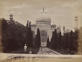 Agra. Gezicht op de Taj voor Nootkan, het Licht van de Wereld, echtgenote van keizer Akbar, gezien vanaf de rivier