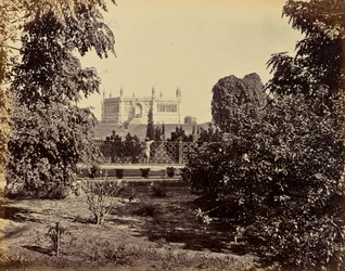 Cawnpore; de gedenkput, vanuit het zuiden door de bomen gezien