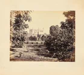Cawnpore; de herdenkingsput, gezien door bomen vanuit het zuiden