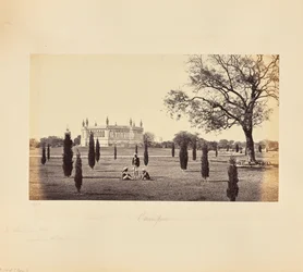 Cawnpore; De Memorial Well, met de kerk van Cawnpore in de verte
