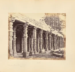 Delhi; Zuilengalerij van Hindoezuilen bij de Kutub Minar, oostkant