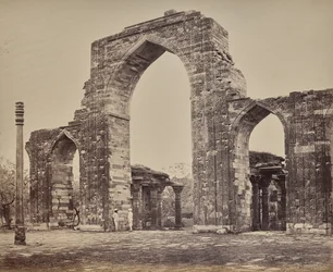 Delhi. Grote boog en ijzeren zuil bij de Qutub Minar, ruïnes van oud Delhi