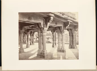 Futtypore Sikri; gesneden pilaren in de Panch Mehal