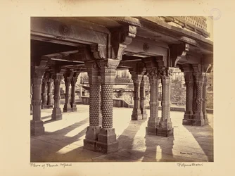 Fatehpur Sikri; gebeeldhouwde zuilen in de Panch Mahal