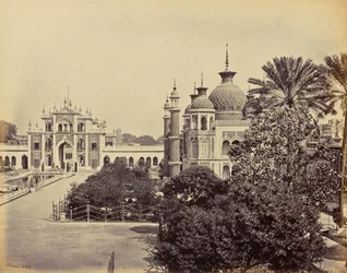 Lucknow; de poort en de tuin van de Hooseinabad Imambara