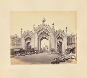 Lucknow; De poort van de Hooseinabad-bazaar