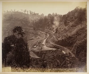 Keerstation onder Teendaria, Darjeeling, uit 